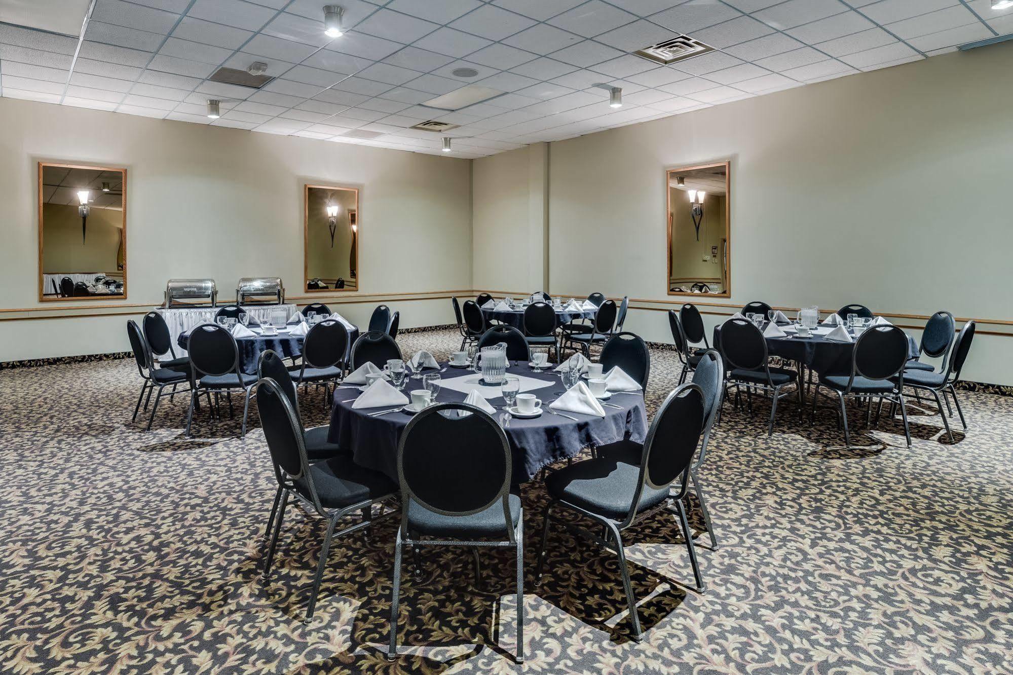 Heritage Inn Hotel & Convention Centre - מוס ג'או מראה חיצוני תמונה